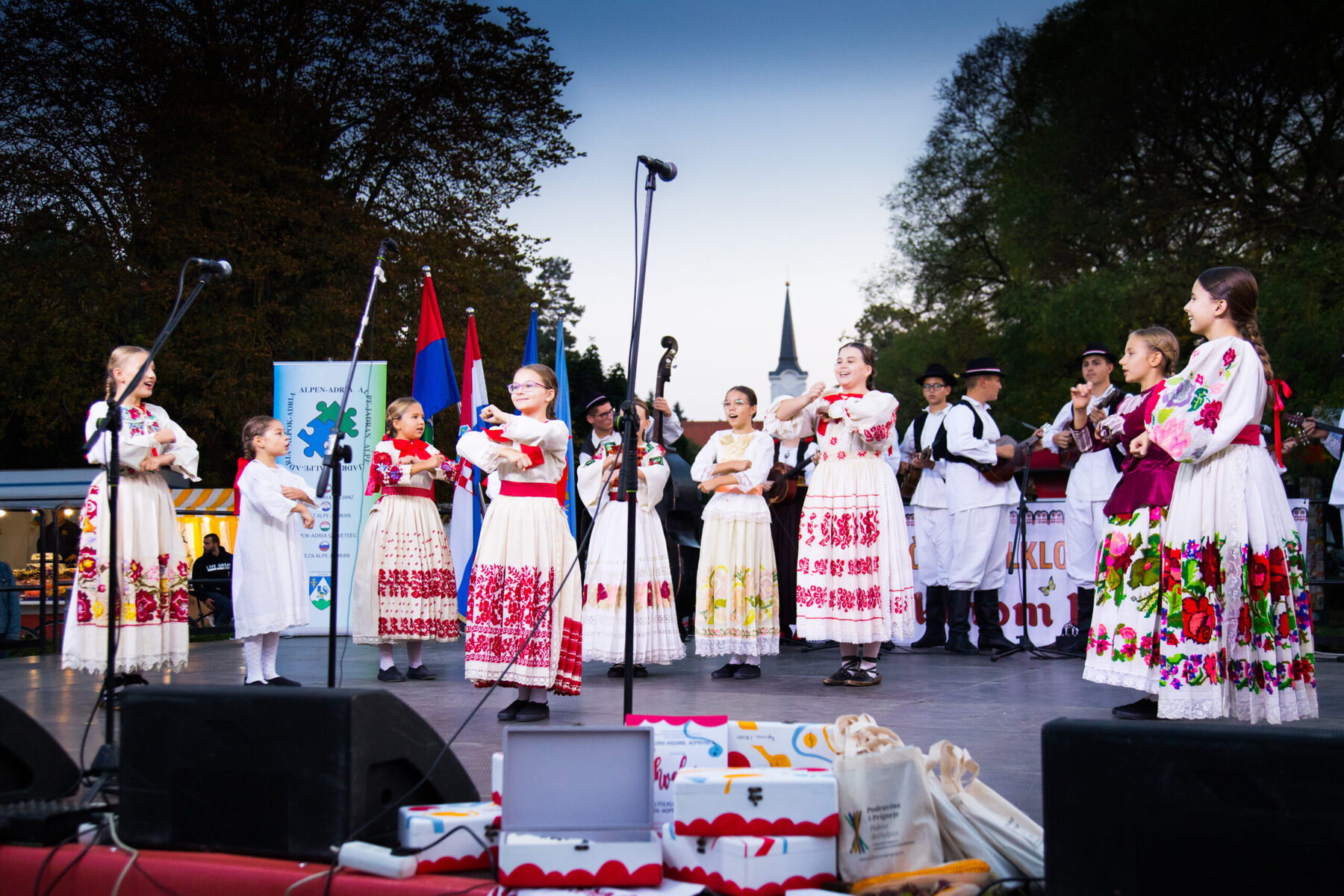 Susreti dječjih folklornih grupa „U bakinom krilu“