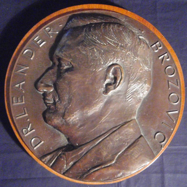 Predmet tjedna: Plaketa dr. Leander Brozović