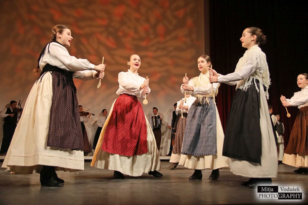 15. Međunarodni susret dječjih folklornih grupa „U bakinom krilu“