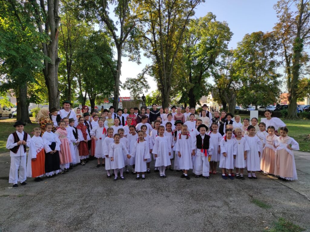 Dječja folklorna skupina FA „Koprivnica“ na Dječjim vinkovačkim jesenima