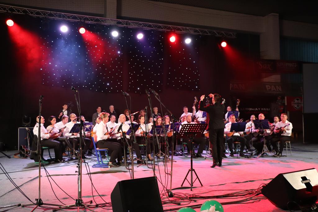 Humanitarni koncert u čast maestra Lukačića ispunio koprivničku dvoranu “Školaka”