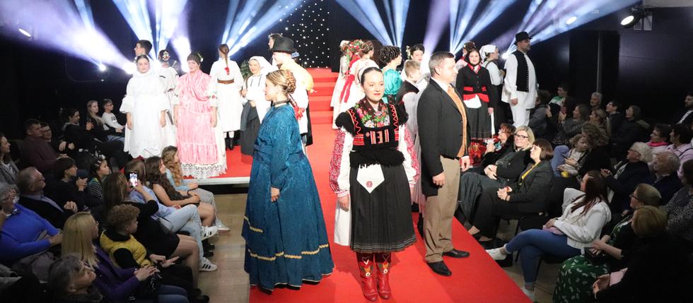 Mnogobrojni posjetitelji uživali u reviji narodnih nošnji „Ruho naše, najljepše II“