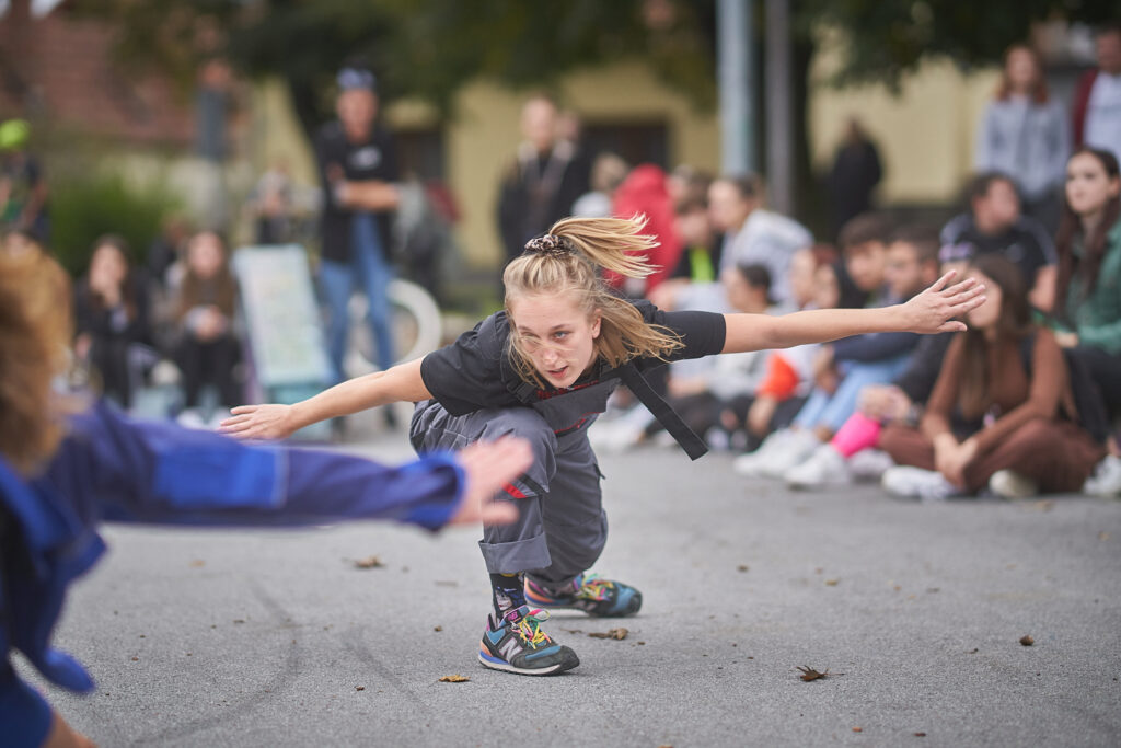 Predstava “Bazen u dvorištu”