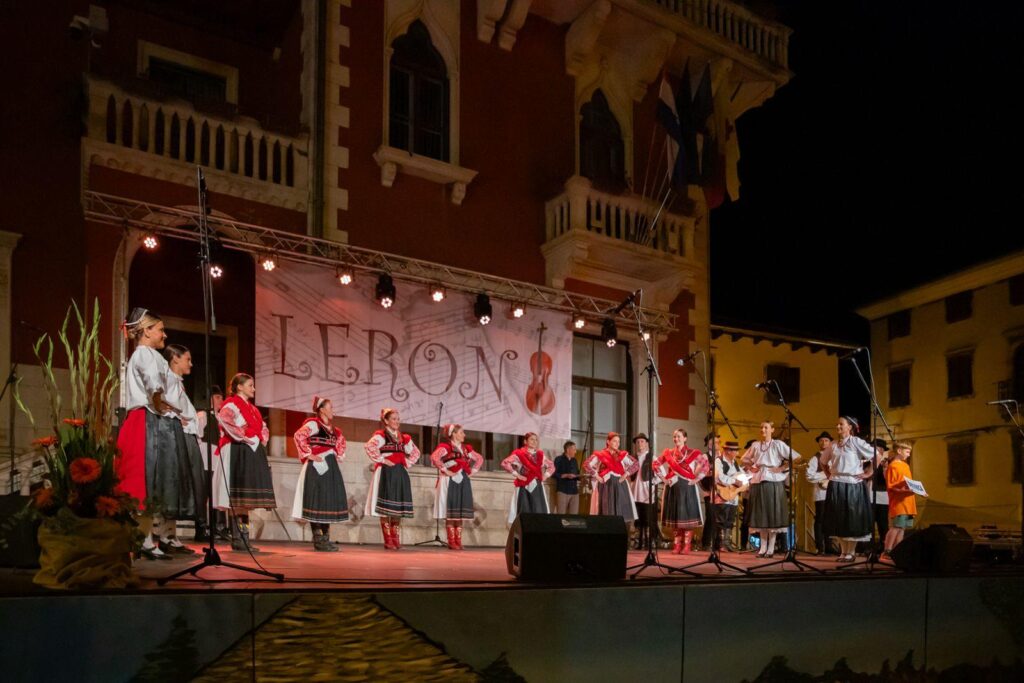 Folklorni ansambl „Koprivnica“ nagrađen na Međunarodnom festivalu folklora u Vodnjanu