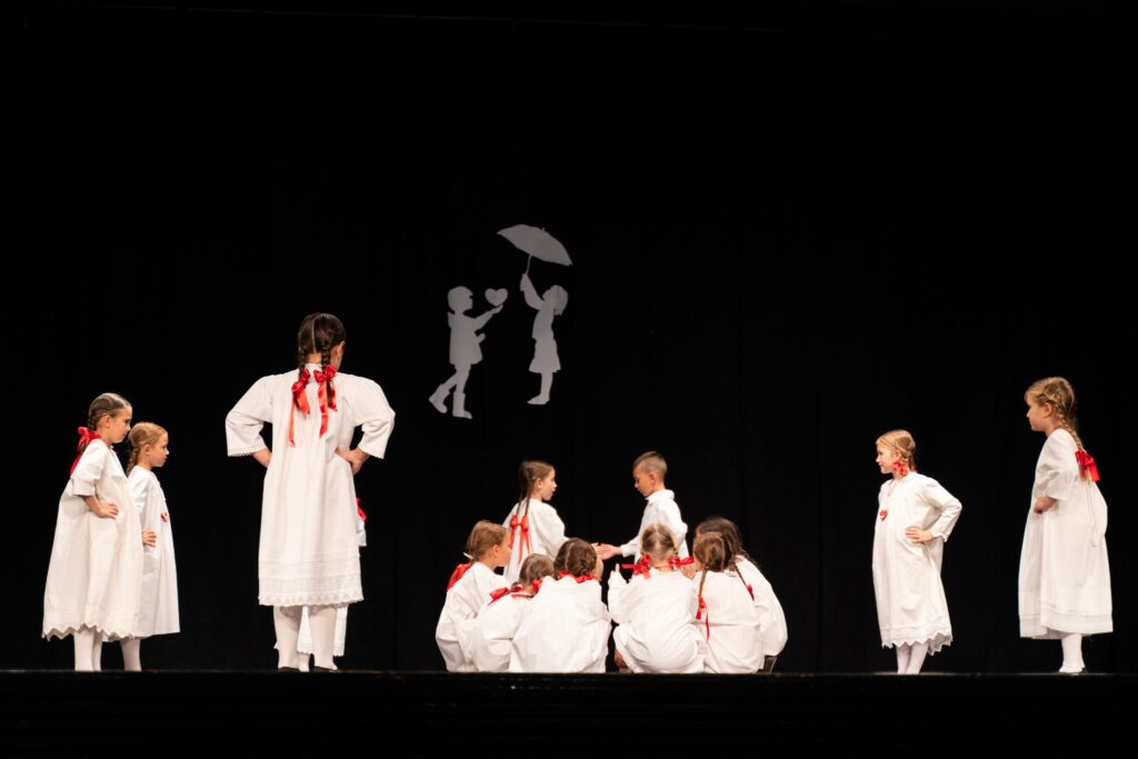 Fotogalerija “16. Međunarodni susreti dječjih folklornih grupa “U bakinom krilu”