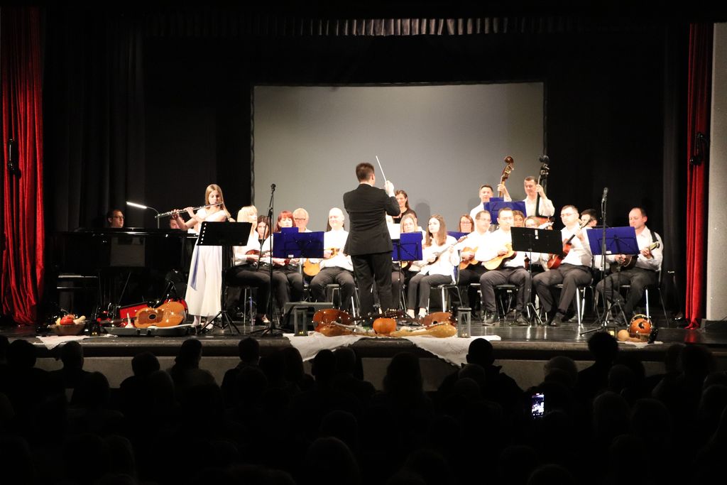 Tamburaški orkestar Krešo Lukačić svojim nastupom oduševio koprivničku publiku