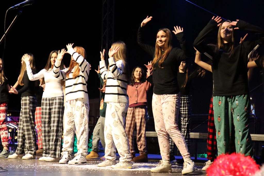 Mališani i učenici razveselili posjetitelje na Zrinskom trg