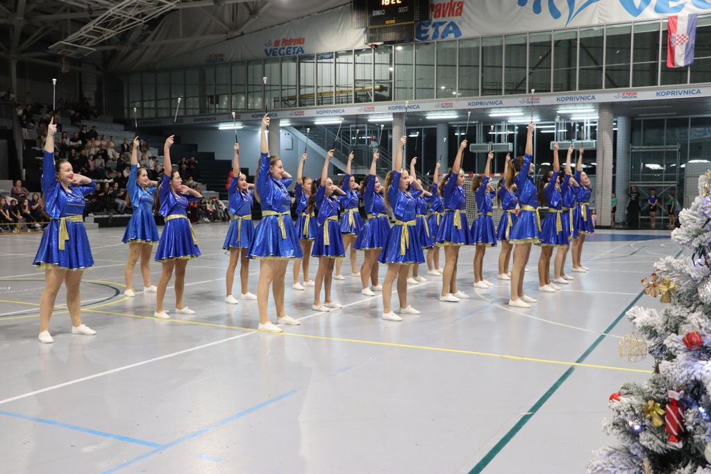 Mažoretkinje i Twirling klub Koprivnica oduševili tradicionalnom božićnom revijom “Svjetlo Božića”