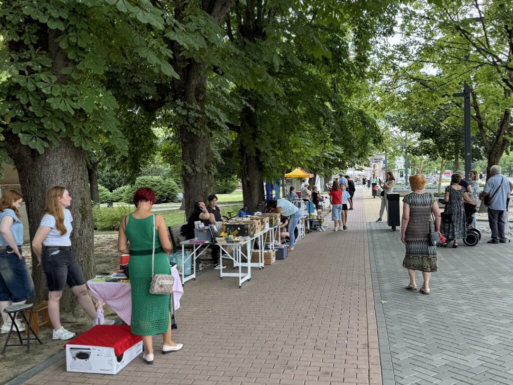 Prva ljetna tržnica knjiga i buvljak